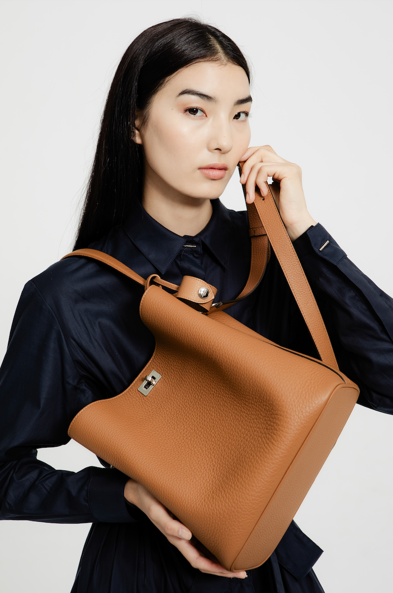 LEATHER BUCKET BAG ODEON PM GOLD