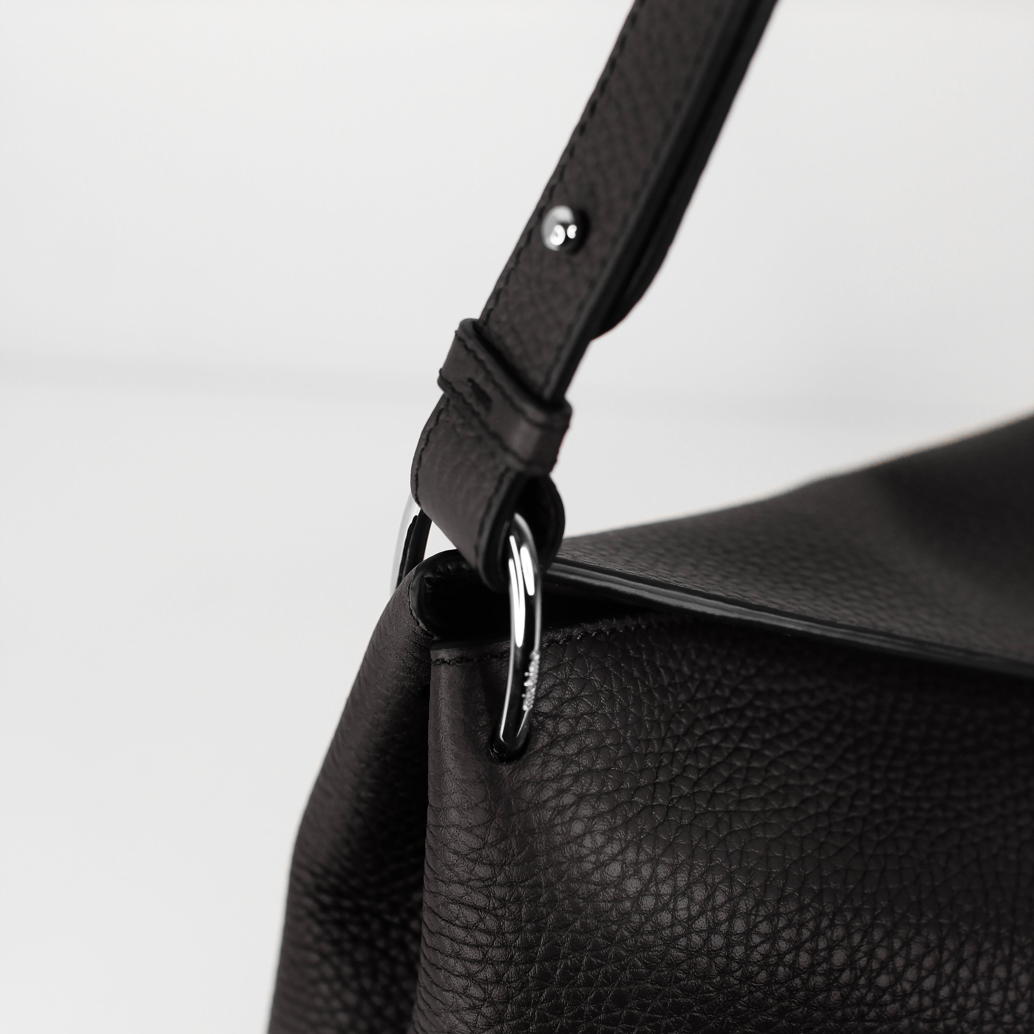 パシー スモール ハイブリットホーボー レザーバッグ ブラック