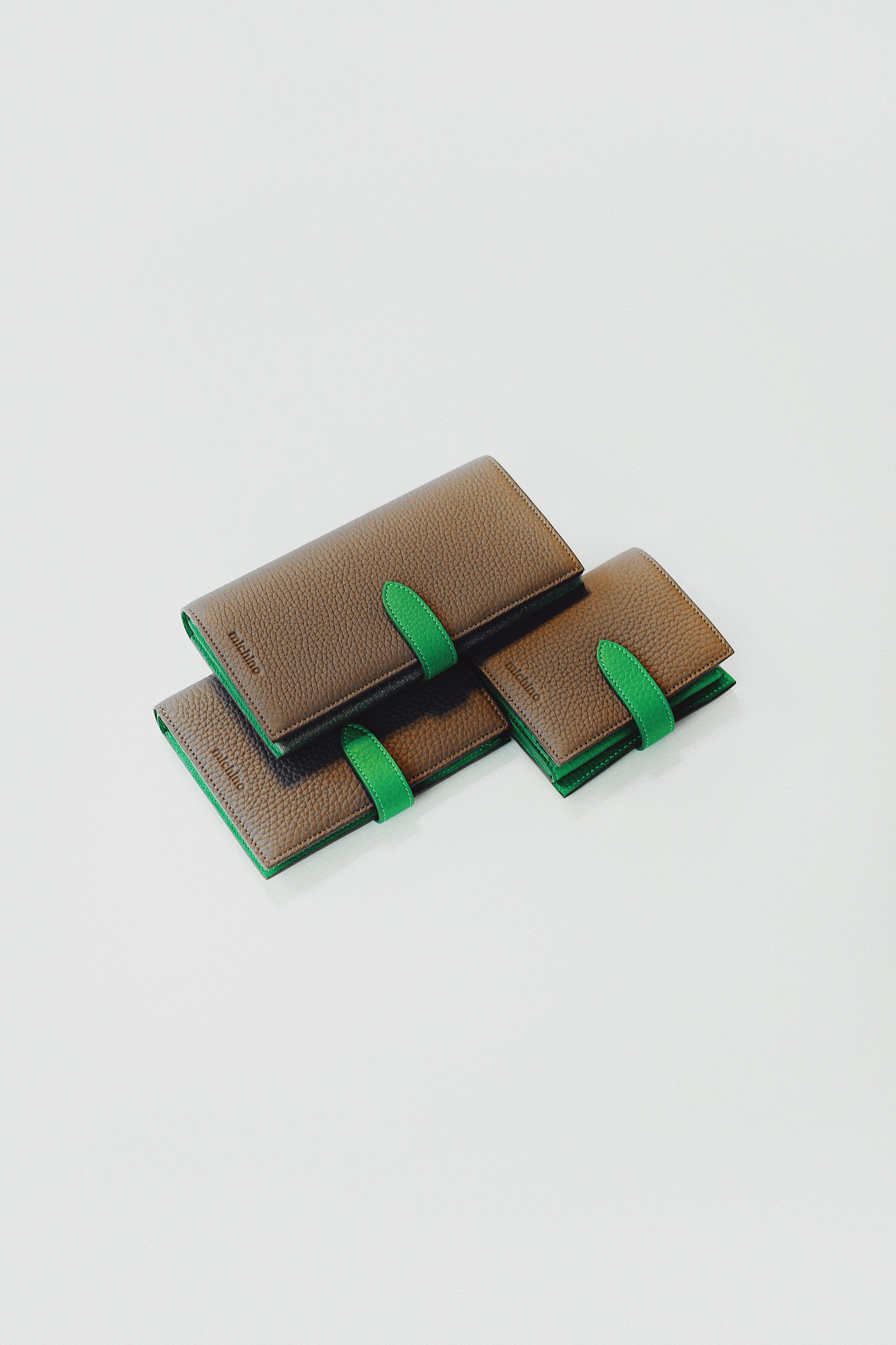 PORTEFEUILLE MOYEN EN CUIR TAUPE / VERT BAMBOU