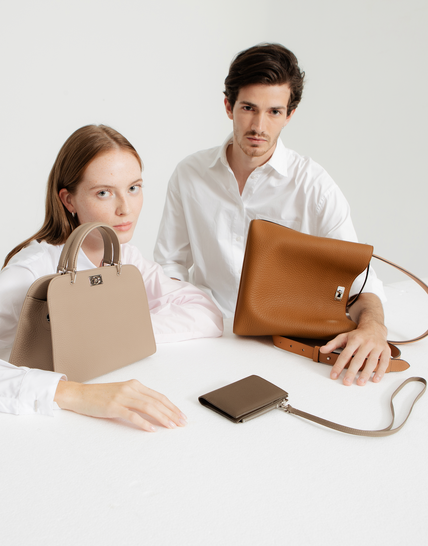 PORTEFEUILLE EN CUIR ZIPPÉ À DEUX VOLETS TAUPE