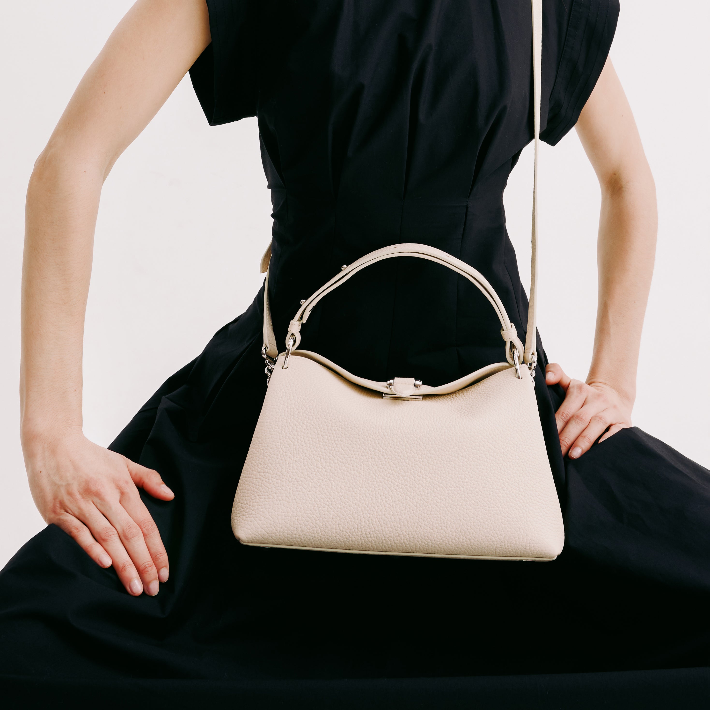 PASSY MINI HYBRID HOBO LEDERHANDTASCHE IVORY 