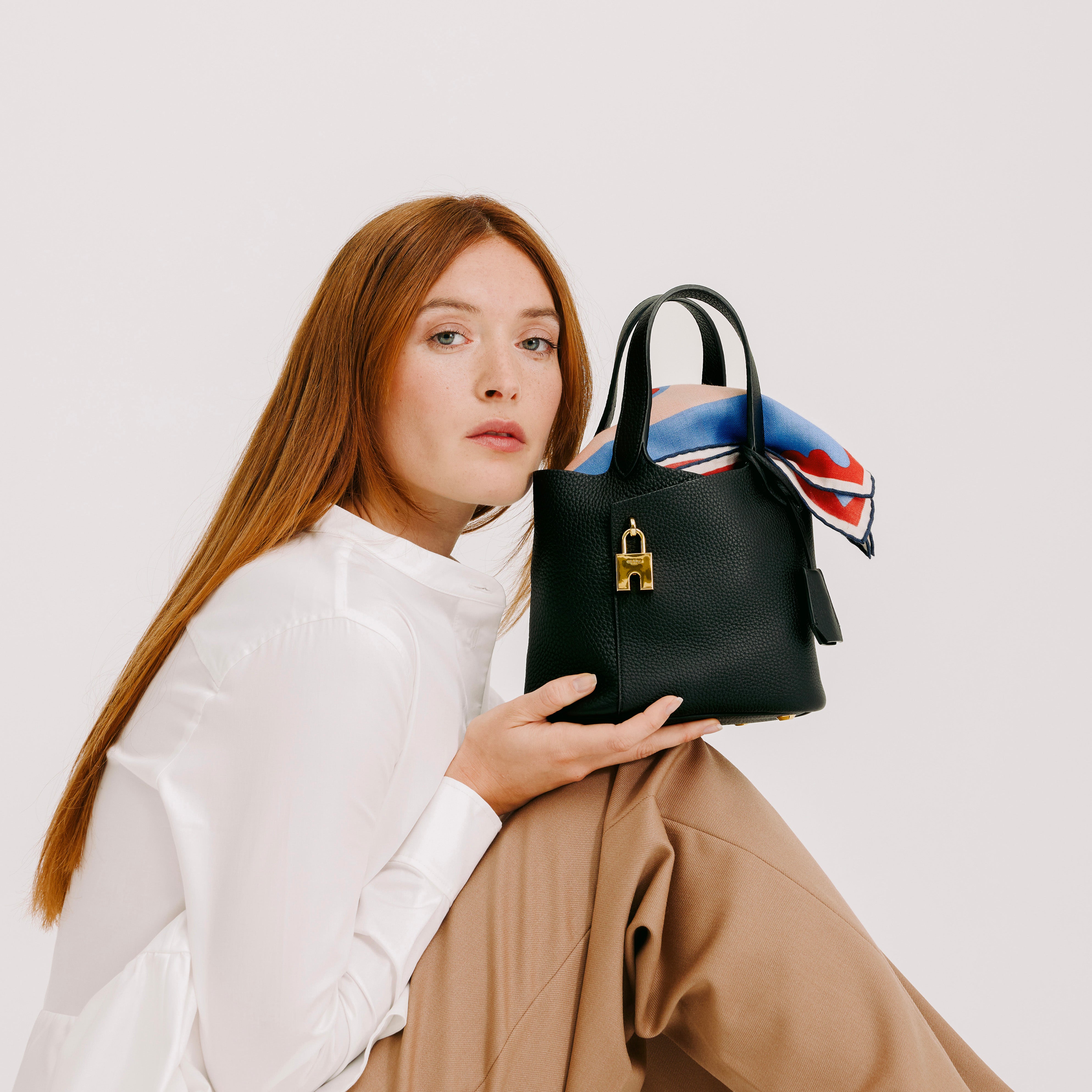 SAC A MAIN EN CUIR ETOILE MINI NOIR FINITIONS DORÉES