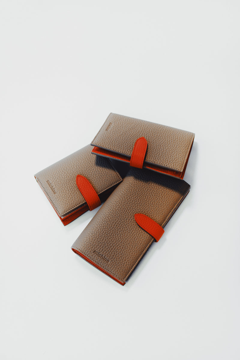 LEATHER BIFOLD WALLET TAUPE / RED