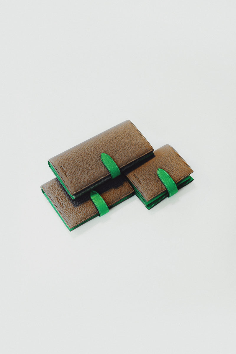 LEATHER MEDIUM WALLET ETAUPE / GREEN BAMBOO